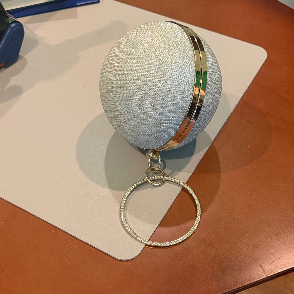 Portable Wireless Speaker Keychain - Gold & Silver